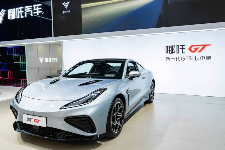 东莞339哪吒汽车在智能汽车领域的表现，领途汽车在新能源汽车市场中的影响力